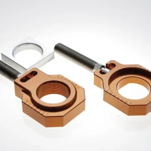 ACCEL napínák zadní osy se šroubem KTM SX/SXF 125-450 13-19, HUSQVARNA TC 125/250 / FC 250/350/450 15-18 (průměr 25mm) barva oranžová (komplet 2 kusy) Odeslání Ihned