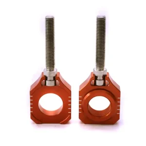 Prémiový ACCEL napínák zadní osy se šroubem KTM SX 85 15-20, HUSQVARNA TC 85 15-20 barva oranžová (komplet-2 kusy) -