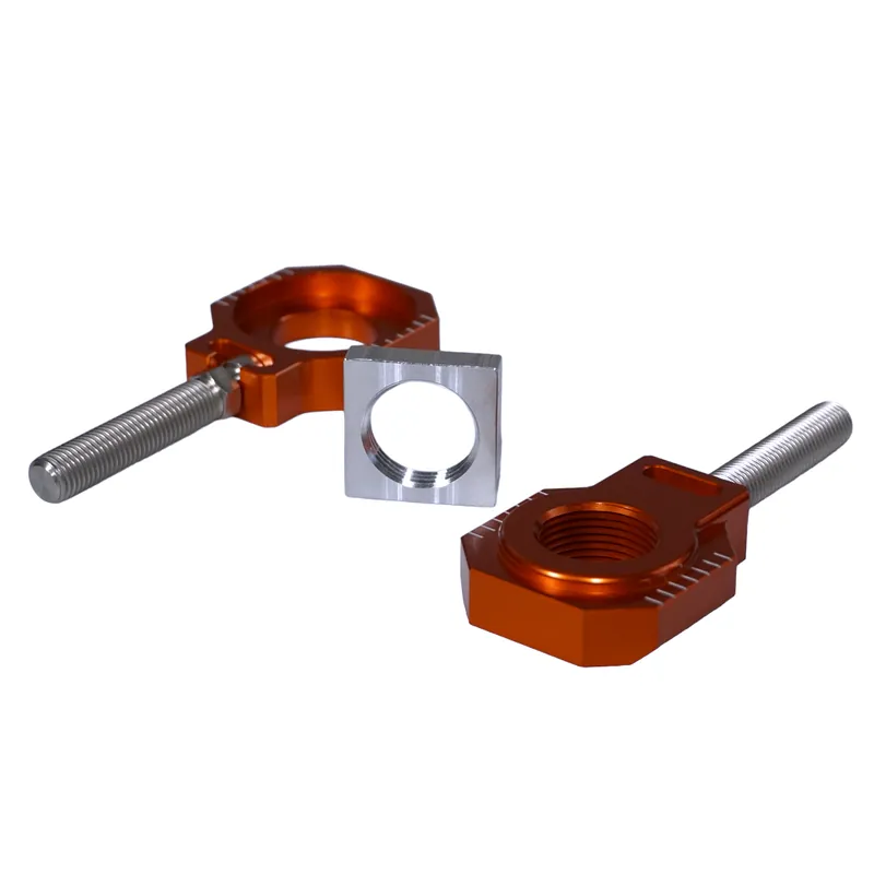 ACCEL napínák zadní osy se šroubem KTM SX / XC / SXF / XCF 125 / 250 / 350 / 450, HUSQVARNA TC / TX / FC / FX 125 / 250 /350 / 450 23-25 barva oranžová (komplet-2 kusy) Profesionální